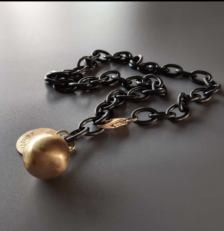 Łańcuch ze złotą kulą